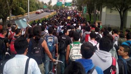 Estudiantes de diversos planteles del IPN marcharon en contra del nuevo reglamento. Foto @CrisIxtapaluca