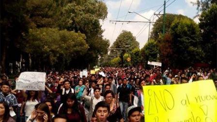 Estudiantes de diversos planteles del IPN marcharon en contra del nuevo reglamento. Foto @CrisIxtapaluca
