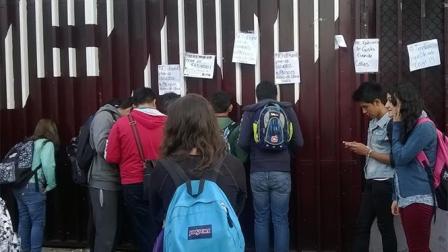 Estudiantes de diversos planteles del IPN marcharon en contra del nuevo reglamento. Foto Rodolfo Dorantes