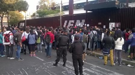 Estudiantes de diversos planteles del IPN marcharon en contra del nuevo reglamento. Foto Rodolfo Dorantes