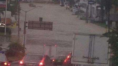 La ciudad de Monterrey vivió un día de caos vehicular por las intensas lluvias de ayer.