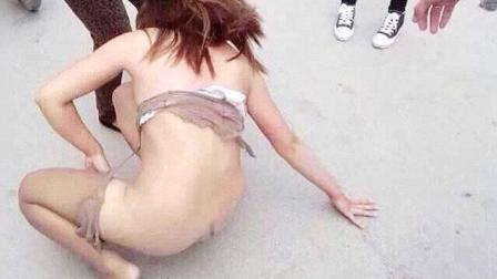 Lin Yao Li fue golpeada y desvestida en público por supuestamente acostarse con un hombre casado. FOTO: Especial