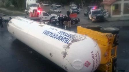 Un contenedor que transportaba gas LP se desprendió y volcó sobre la carretera México-Cuautla hacia Chalco. Foto Rodolfo Dorantes