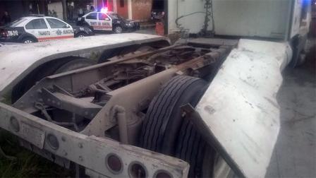 Un contenedor que transportaba gas LP se desprendió y volcó sobre la carretera México-Cuautla hacia Chalco. Foto Rodolfo Dorantes