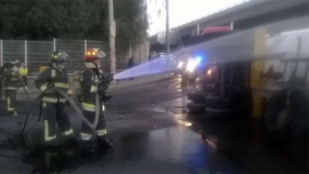 Un contenedor que transportaba gas LP se desprendió y volcó sobre la carretera México-Cuautla hacia Chalco. Foto Rodolfo Dorantes
