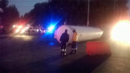 Un contenedor que transportaba gas LP se desprendió y volcó sobre la carretera México-Cuautla hacia Chalco. Foto Rodolfo Dorantes