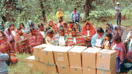 En Guatemala, familiares rezan frente a cajas que contienen los restos exhumados en Quiché, en 1992.