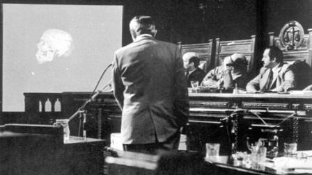 En 1985, Clyde C. Snow declara durante los juicios a los excomandantes argentinos. Fotos: Equipo Argentino de Antropología Forense