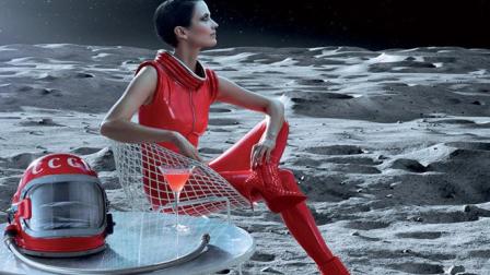 Julio con la vista puesta en Eva Green y el sabor de Campari. (Campari)