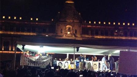 Tras marcha realizan mitin en el Zócalo por  normalistas de Ayotzinapa