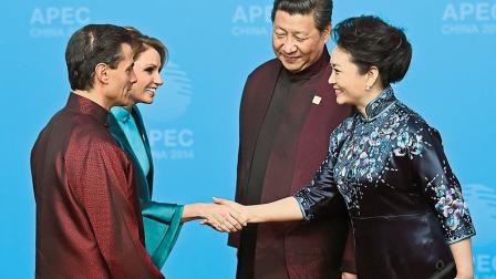 El presidente chino Xi Jinping y su esposa, Peng Liyuan, recibieron en Pekín al presidente Enrique Peña Nieto y su esposa, Angélica Rivera de Peña. Foto: AFP