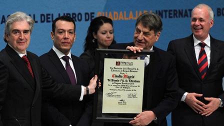 El escritor italiano Claudio Magris recibe Premio FIL de Literatura durante la inauguración de la Feria Internacional del Libro de Guadalajara. Foto Cuartoscuro