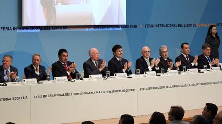 El escritor italiano Claudio Magris recibe Premio FIL de Literatura durante la inauguración de la Feria Internacional del Libro de Guadalajara. Foto Cuartoscuro