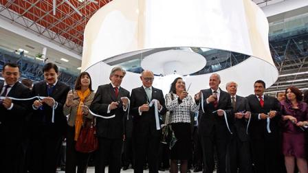 El escritor italiano Claudio Magris recibe Premio FIL de Literatura durante la inauguración de la Feria Internacional del Libro de Guadalajara. Foto Cuartoscuro