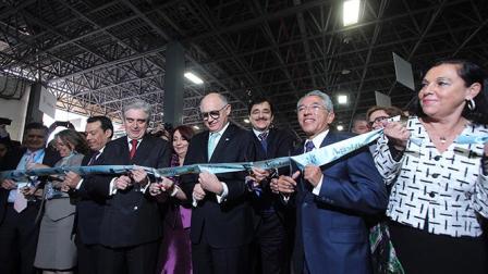 El escritor italiano Claudio Magris recibe Premio FIL de Literatura durante la inauguración de la Feria Internacional del Libro de Guadalajara. Foto Cuartoscuro