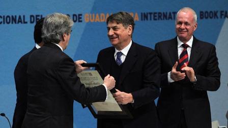 El escritor italiano Claudio Magris recibe Premio FIL de Literatura durante la inauguración de la Feria Internacional del Libro de Guadalajara. Foto Cuartoscuro