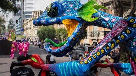 Como parte del Octavo Desfile de Alebrijes, coloridas figuras desfilaron por calles de las colonias Juárez y Roma. Foto Cuartoscuro