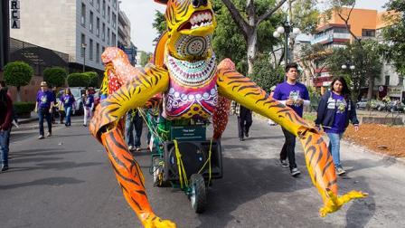 Como parte del Octavo Desfile de Alebrijes, coloridas figuras desfilaron por calles de las colonias Juárez y Roma. Foto Cuartoscuro
