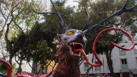 Como parte del Octavo Desfile de Alebrijes, coloridas figuras desfilaron por calles de las colonias Juárez y Roma. Foto @ManceraMiguelMX