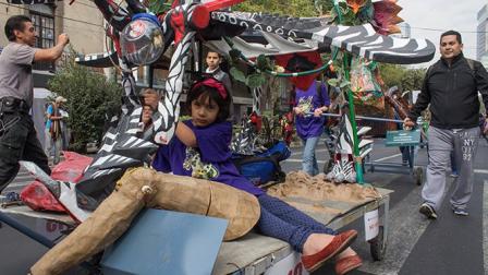 Como parte del Octavo Desfile de Alebrijes, coloridas figuras desfilaron por calles de las colonias Juárez y Roma. Foto Cuartoscuro