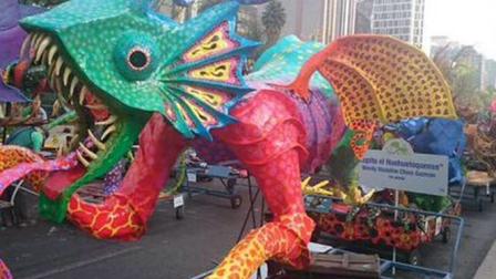 Como parte del Octavo Desfile de Alebrijes, coloridas figuras desfilaron por calles de las colonias Juárez y Roma. Foto @ManceraMiguelMX