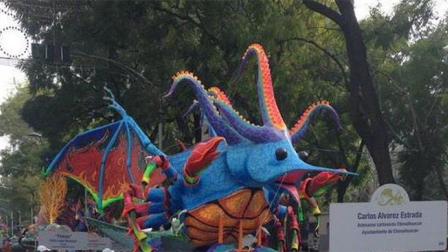 Como parte del Octavo Desfile de Alebrijes, coloridas figuras desfilaron por calles de las colonias Juárez y Roma. Foto @ManceraMiguelMX