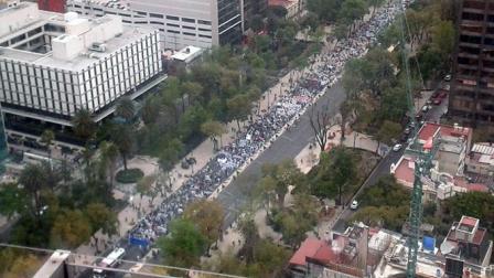 La marcha de enfermeras avanzó por Paseo de la Reforma hasta la Secretaría de Salud. Foto: @RickG77