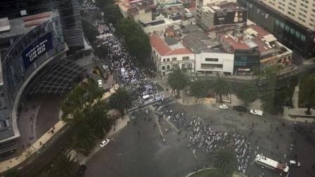 La marcha de enfermeras avanzó por Paseo de la Reforma hasta la Secretaría de Salud. Foto: @Chef_Guillermo
