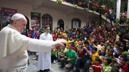 Conmueve al Papa visita a casa hogar en Filipinas