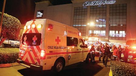Por el asalto se reportó un policía herido y dos personas con crisis nerviosa: los asaltantes utilizaron mazos para romper las vitrinas. Foto: Cuartoscuro