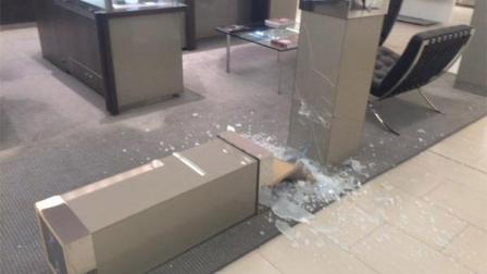 Los primeros reportes señalan que siete delincuentes participaron en el asalto a la joyería; se reporta un policía herido