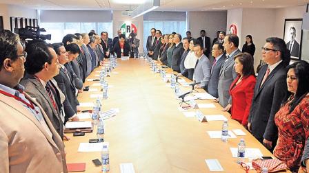 La Comisión Política Permanente del PRI guardó un minuto de silencio por el fallecimiento de Roberto Alcide Beltrones Rivera, hermano del coordinador de la fracción del PRI en la Cámara de Diputados, Manlio Fabio Beltrones Rivera, antes de aprobar la lista de candidatos plurinominales a diputados.