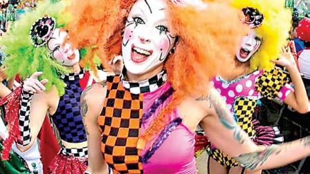Cabellos de colores, penachos de apaches, máscaras y llamativas vestimentas se vieron entre los asistentes al festival.