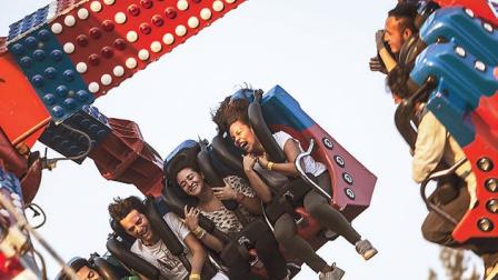 Para quienes prefirieron sentir la adrenalina de las alturas, el festival de música electrónica contó con juegos mecánicos.