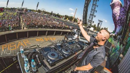 Jayceeoh. Las mezclas del DJ deleitaron a miles de sus seguidores en el inicio del EDC.