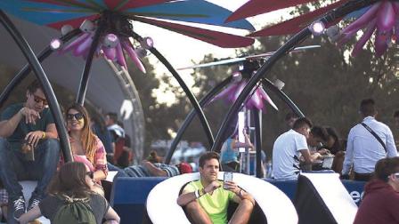 Por distintos puntos se contó con zonas de descanso y de vigilancia para los 50 mil visitantes el primer día del EDC.