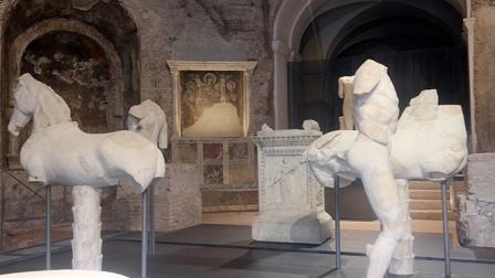 La esculturas que fueron encontradas en 1900 recibieron restauración, y para su exhibición fue recreada con luz artificial la iluminación original del Templo de Rómulo, que tenía una cúpula semiabierta que permitía el paso de los rayos del sol.v