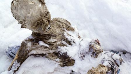 Imagen de un cadáver momificado que fue descubierto por un alpinista en el Pico de Orizaba. Foto: AFP