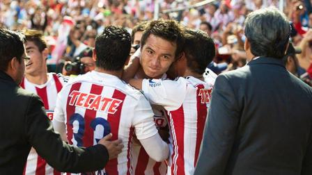 Los jugadores de Chivas festejaron con todo el segundo gol del "Cubo" Torres (Mexsport)