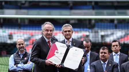 Miguel Ángel Mancera, jefe de Gobierno del DF y Decio de María, presidente de la Federación Mexicana de Fútbol, presidieron la presentación del Manual General del Estadio Seguro.