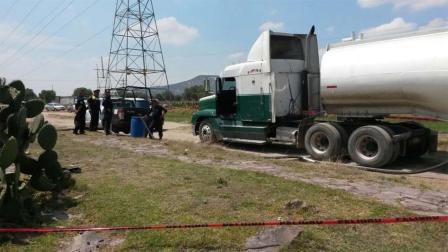 Autoridades municipales aseguraron la pipa que estaba llena de gasolina en un 85 por ciento de su capacidad. 
