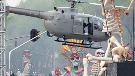 El carnaval del Día de Muertos, en el que se utilizan las calaveras gigantes, se sigue desarrollando durante todas las escenas.