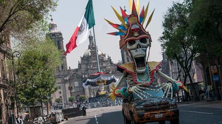 Alumnos y maestros del Faro de Oriente elaboraron los cráneos-calaveras y esqueletos monumentales utilizados en la cinta “Spectre”. Foto Cuartoscuro/Archivo