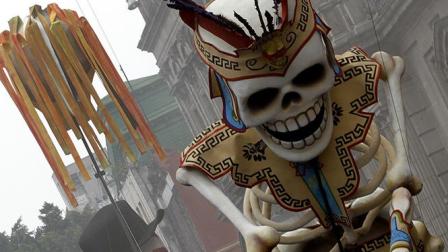 Alumnos y maestros del Faro de Oriente elaboraron los cráneos-calaveras y esqueletos monumentales utilizados en la cinta “Spectre”. Foto Notimex