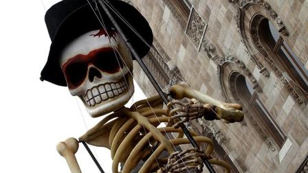 Alumnos y maestros del Faro de Oriente elaboraron los cráneos-calaveras y esqueletos monumentales utilizados en la cinta “Spectre”. Foto Notimex
