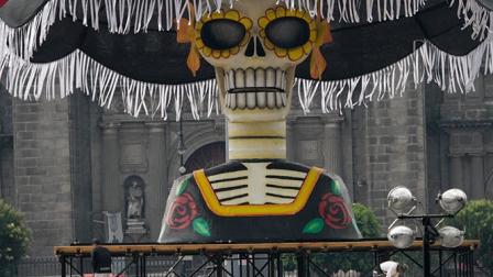 Alumnos y maestros del Faro de Oriente elaboraron los cráneos-calaveras y esqueletos monumentales utilizados en la cinta “Spectre”. Foto Cuartoscuro/Archivo