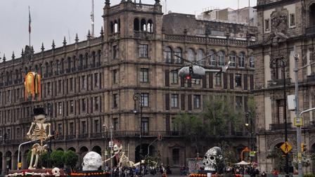 Alumnos y maestros del Faro de Oriente elaboraron los cráneos-calaveras y esqueletos monumentales utilizados en la cinta “Spectre”. Foto Cuartoscuro/Archivo