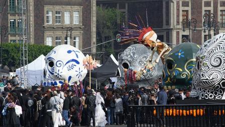 Alumnos y maestros del Faro de Oriente elaboraron los cráneos-calaveras y esqueletos monumentales utilizados en la cinta “Spectre”. Foto Cuartoscuro/Archivo