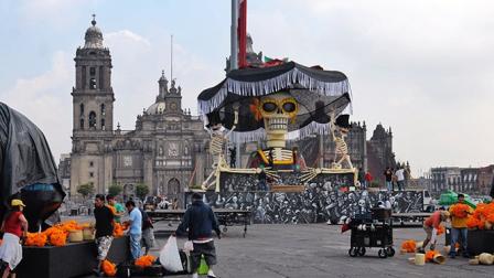 Alumnos y maestros del Faro de Oriente elaboraron los cráneos-calaveras y esqueletos monumentales utilizados en la cinta “Spectre”. Foto Cuartoscuro/Archivo