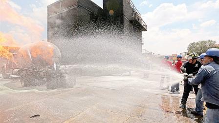 Los cursos muestran de manera real, pero controlada, los accidentes más frecuentes que se pueden causar con combustible como el gas LP. Fotos: David Solís